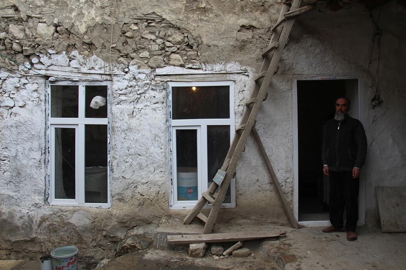 Tek odalı harabe evde yaşam mücadelesi veren aile yardım bekliyor Tek odalı harabe evde yaşam mücadelesi veren aile yardım bekliyor